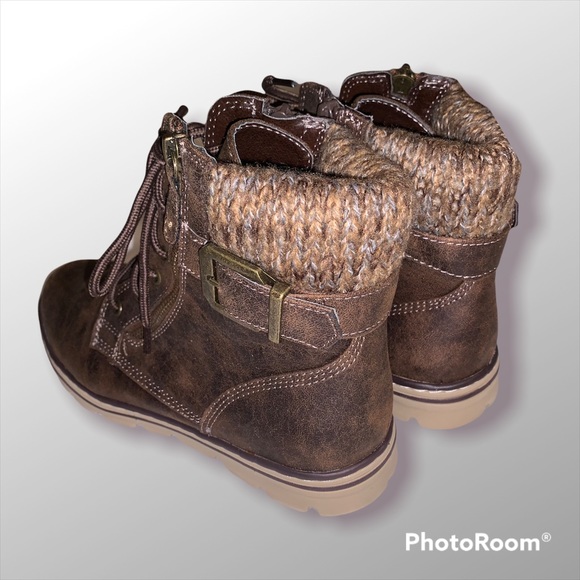 Never worn lace up winter boots - Picture 2 of 2